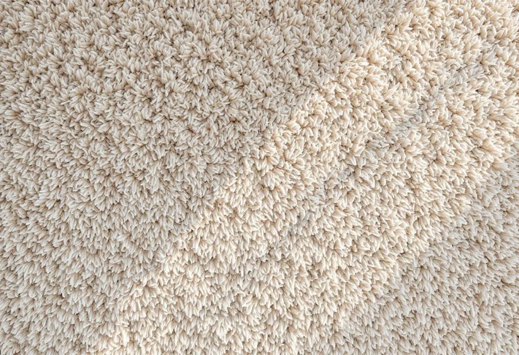 Créer un mur texturé en détournant un tapis shaggy : une touche originale dans la décoration