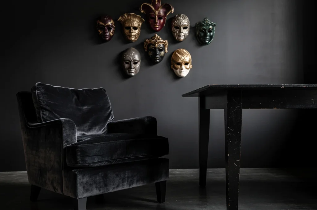 Velours sombre, bois noir et mystère : réussir une décoration masculine autour des masques vénitiens